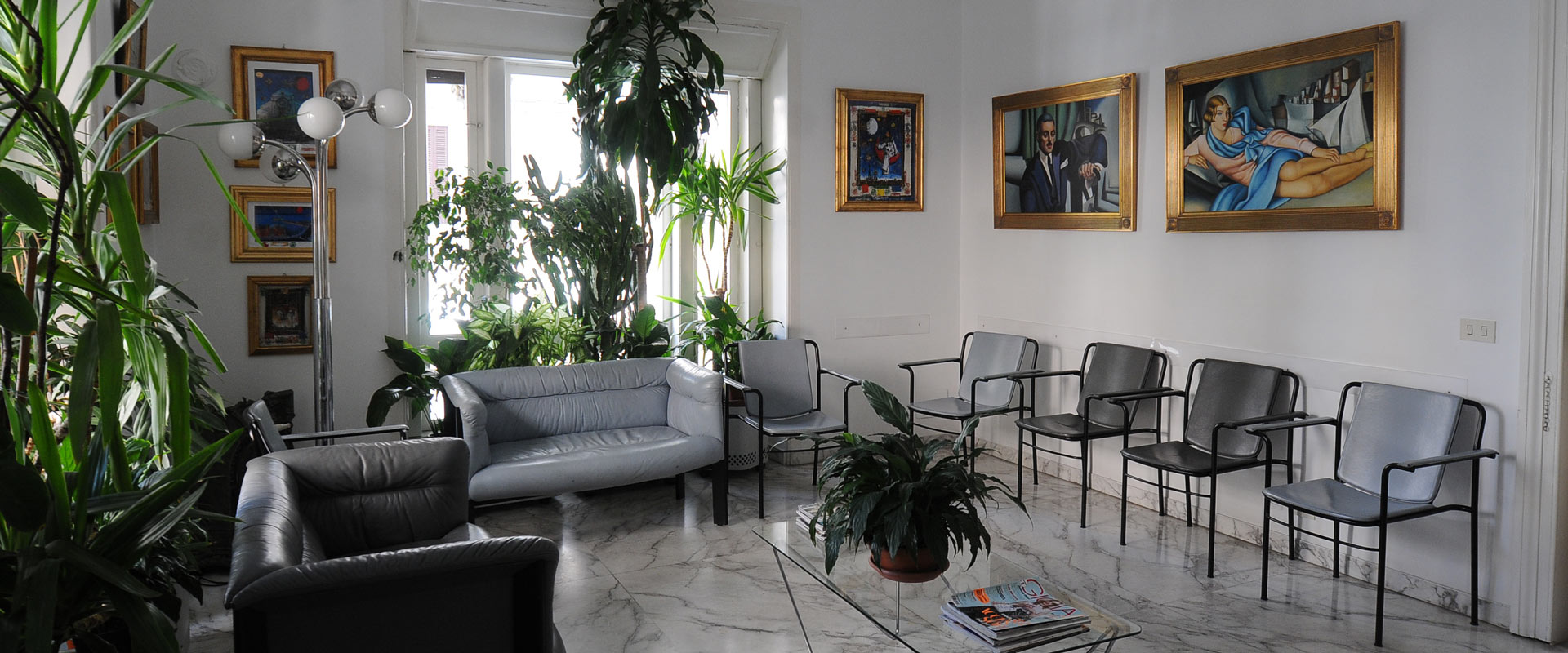 La sala d'attesa dello studio dermatologico Garcovich a Bari